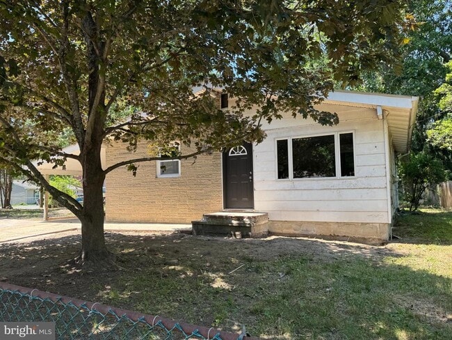 Building Photo - 601 E Lakeshore Dr