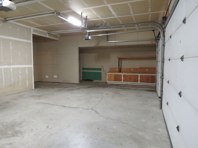 Building Photo - 5 Bed/ 3 Bath/ 3 Car Garage Gorgeous Executive Home in Coveted Castlewood Subdivision