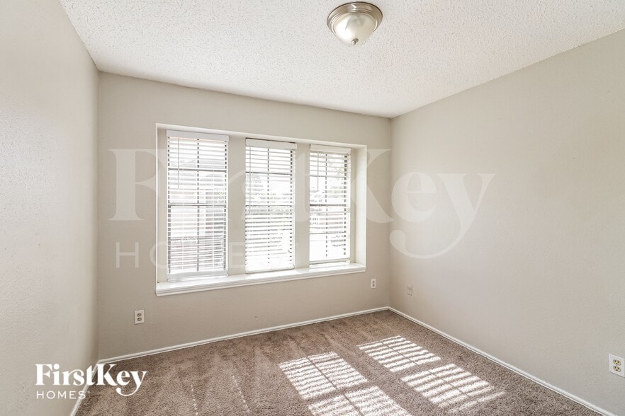 Building Photo - 8603 Kinghaven St