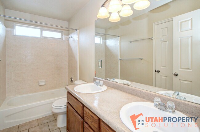Building Photo - 4638 Seminole Cir