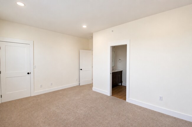 Building Photo - 1380 Belfair St