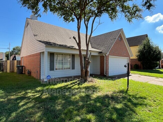 Building Photo - 8452 Creek Front Dr