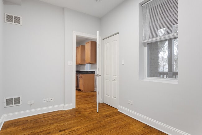 Building Photo - 2009 W Jarvis Ave