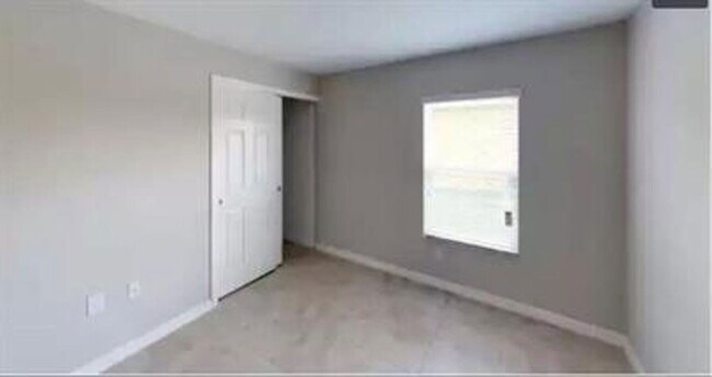 Building Photo - 4415 SW 9th Ave