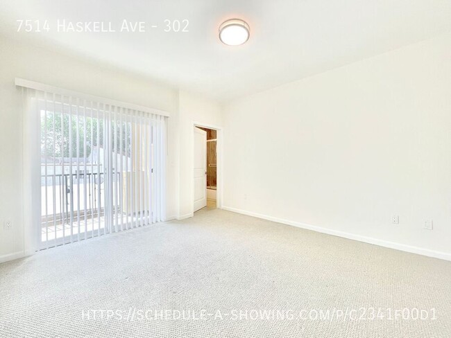 Building Photo - Beautiful newly remodeled modern top-floor...