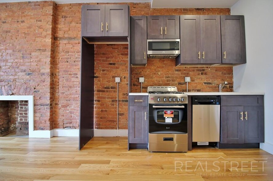 Building Photo - Spacious Modern 1 Bedroom