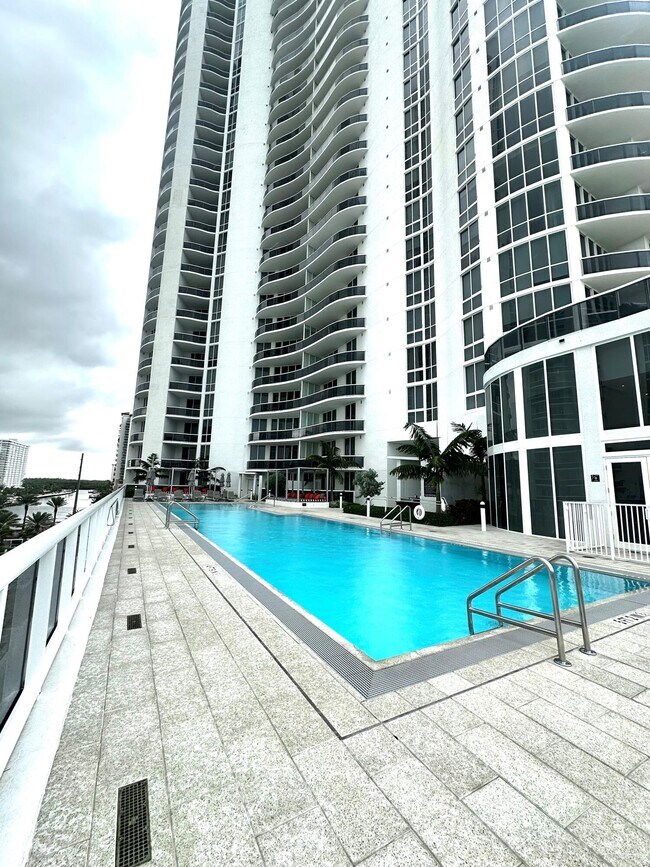 Building Photo - 15901 Collins Ave