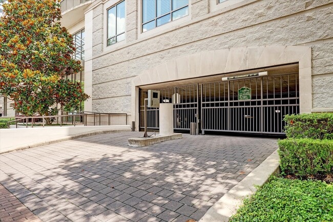 Building Photo - 2211 Briarglen Dr