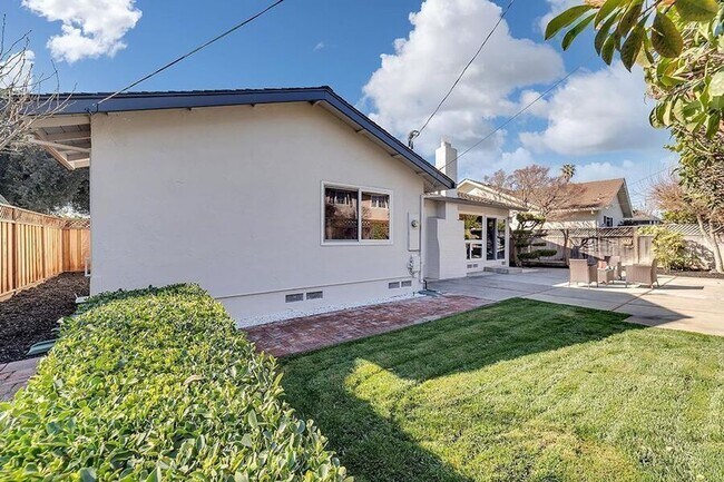 Building Photo - 661 W Remington Dr