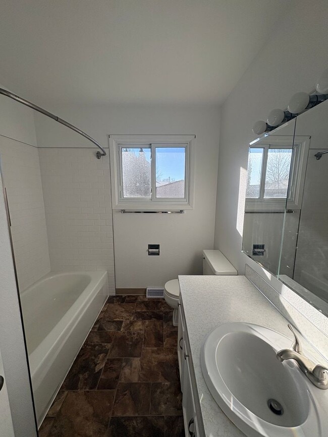 Building Photo - 3 bedroom 2 bathroom house