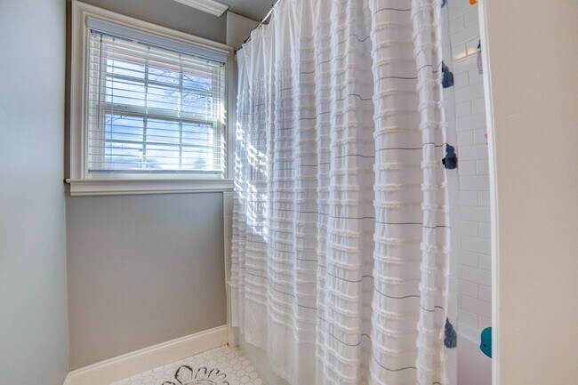 Building Photo - Available mid-August! Amazing mid-town gem...