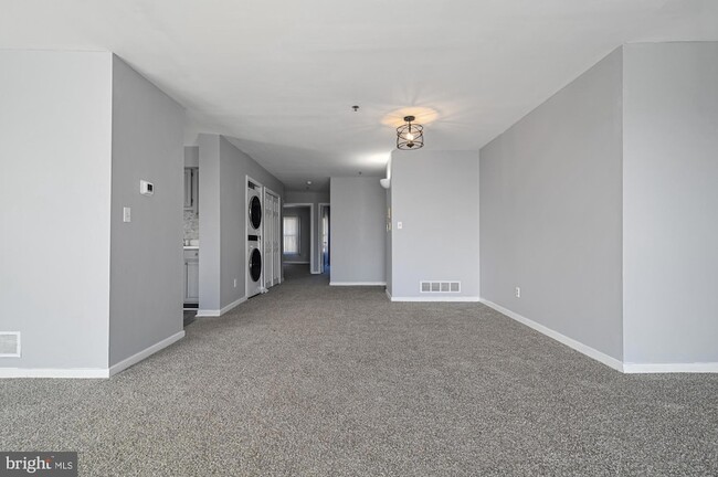 Building Photo - 5215 Le Parc Dr