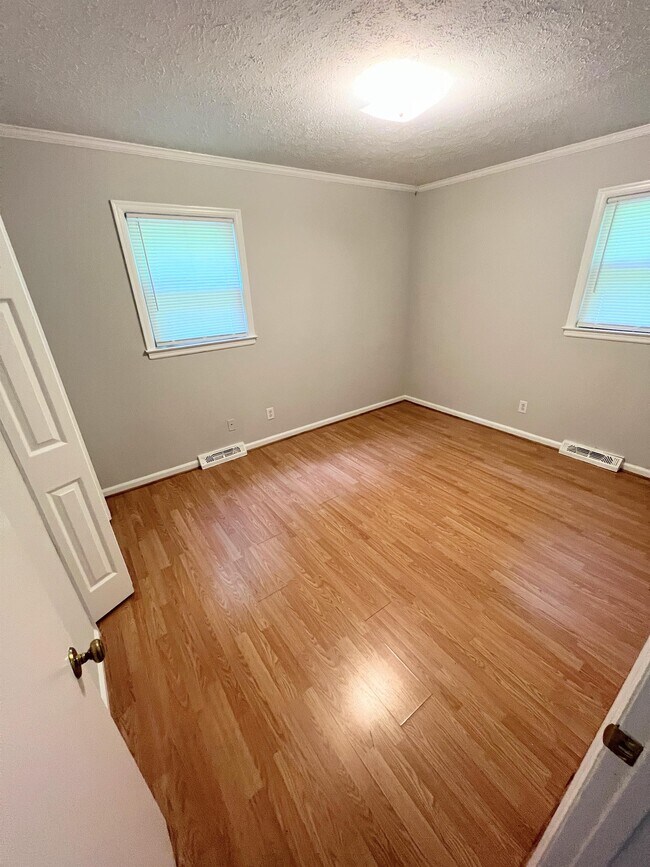 Building Photo - 1039 Oakmont Cir