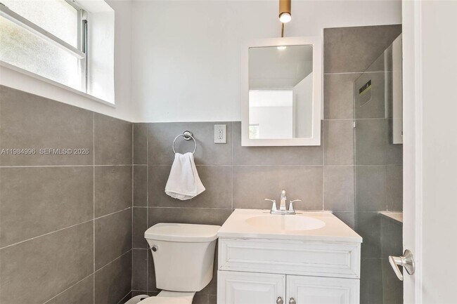 Building Photo - 1275 Marseille Dr