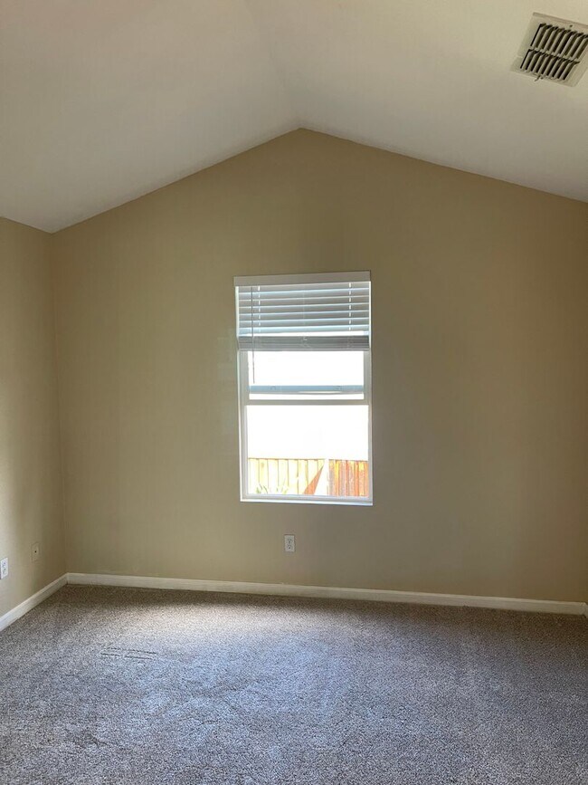 Building Photo - Adorable 1 bedroom 1 bath, full kitlchen, ...
