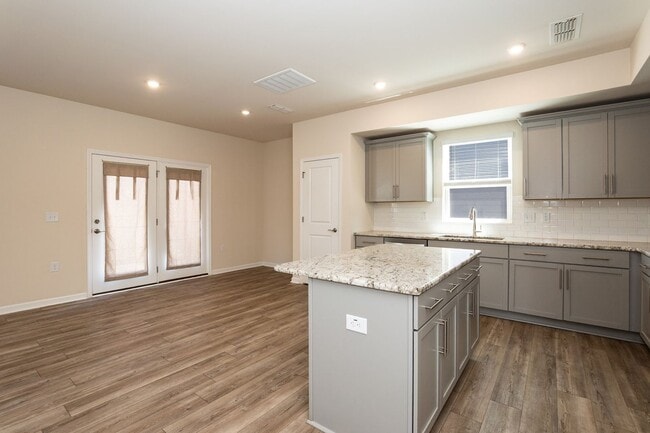 Building Photo - Move In Ready Three Bedroom Home!