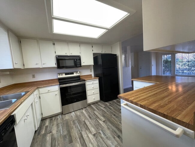 Building Photo - 3 bedroom, 2 bathroom, in East Medford