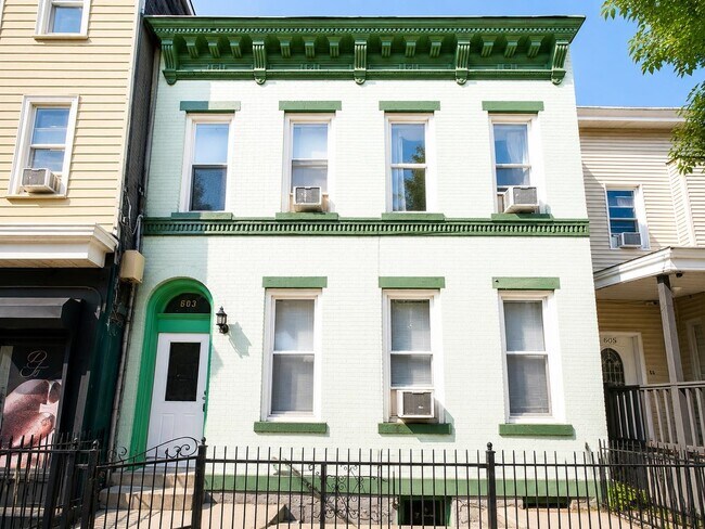 Building Photo - 603 11th St