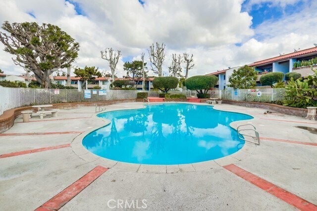 Building Photo - 2511 W Sunflower Ave