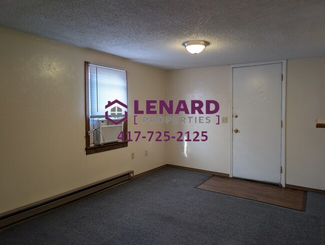 Building Photo - 2 Bedroom Home Available Now!