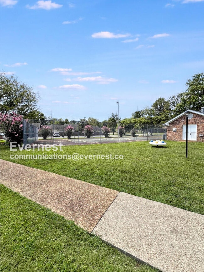Building Photo - 5600 Country Dr