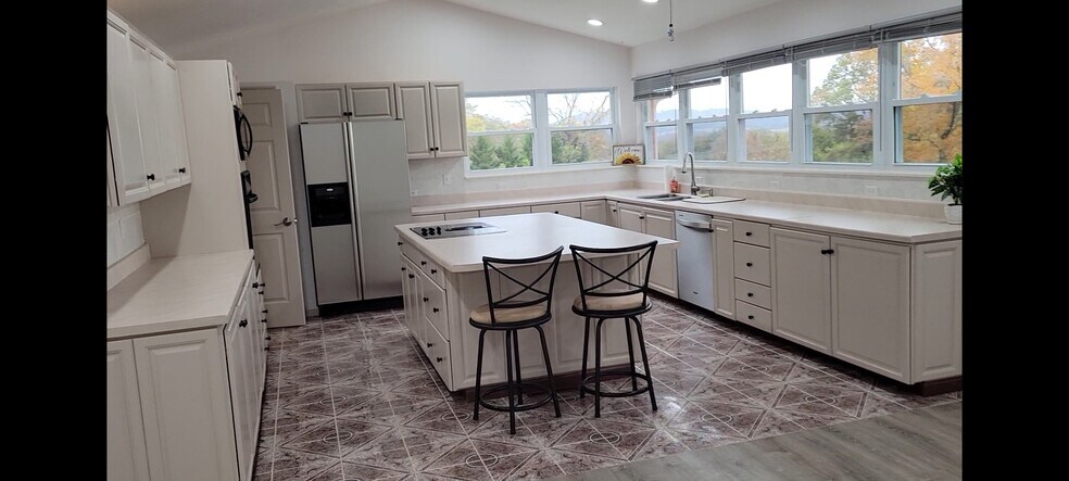 Kitchen - 1835 River Rd