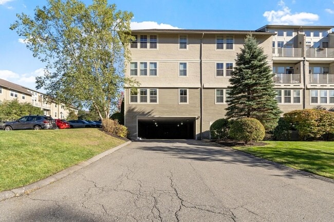 Building Photo - 4 Harvest Dr