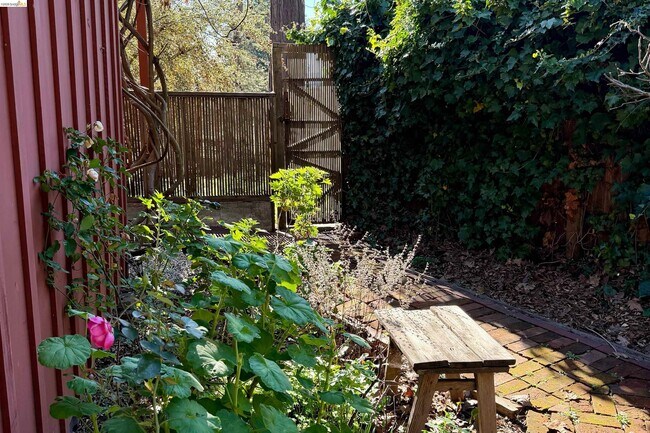 Building Photo - 25 Sunset Dr