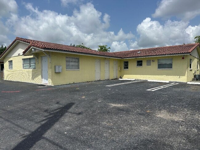 Building Photo - 3600 Riverside Dr