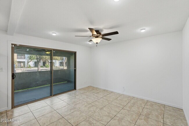 Building Photo - 1005 W 5th St