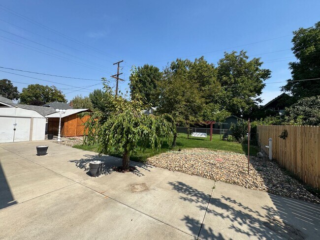 Building Photo - 205 S 32nd Ave