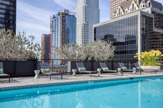 Building Photo - 612 Flower St