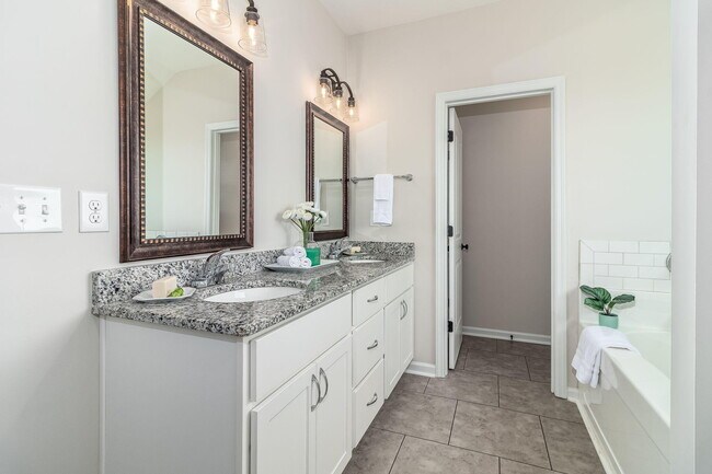 Building Photo - 4831 Fairmont Dr
