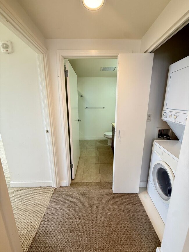 Building Photo - Available Now 1 Bed, 1 Bath, Kaka'ako, Oce...