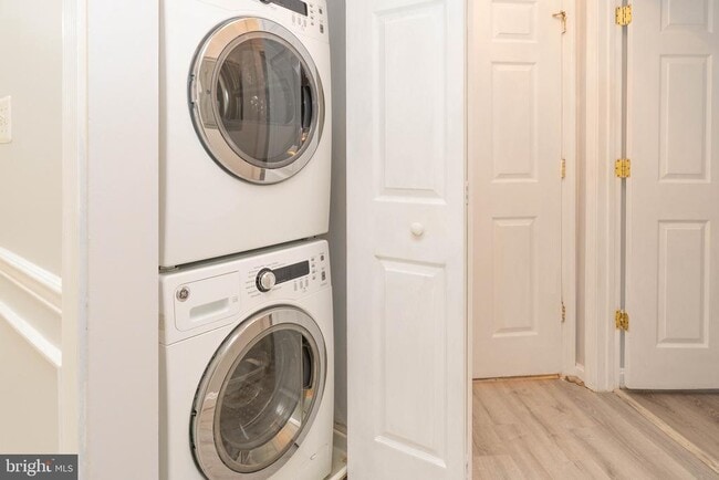 Building Photo - 8183 Carnegie Hall Ct