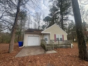 Building Photo - Cozy Private Living in Suffolk