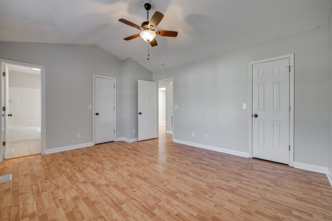 Building Photo - Nicely updated and well-maintained 3 bedro...