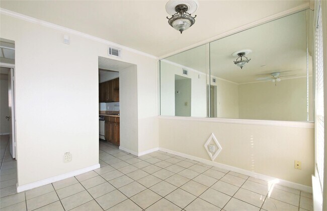 Building Photo - 6202 Skyline Dr