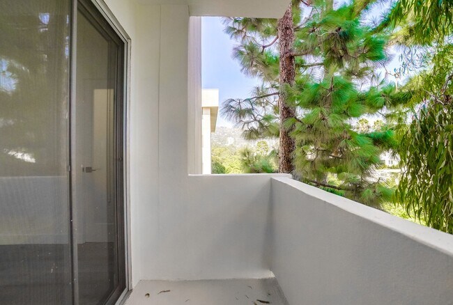 Building Photo - 435 N Oakhurst Dr