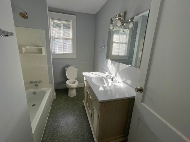 Building Photo - 2147 St James Dr