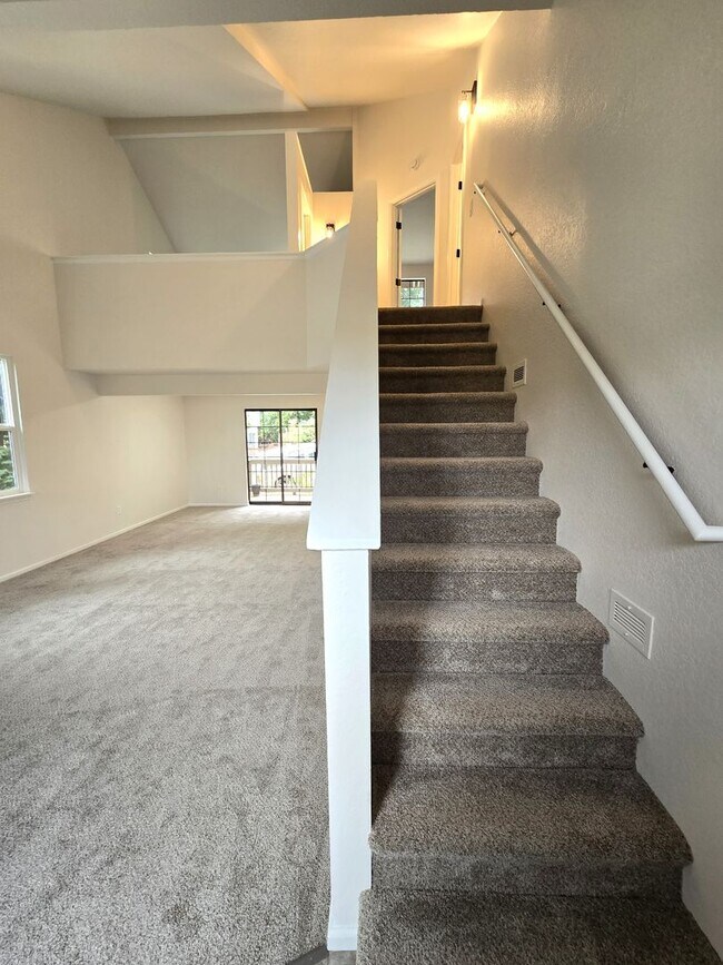 Building Photo - 2Bd/1.5Ba Kenmore Duplex