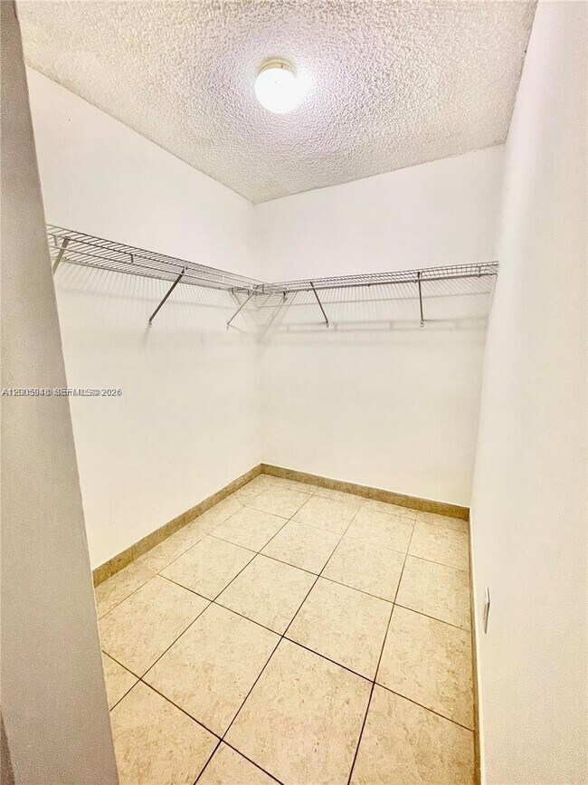 Building Photo - 2320 S Cypress Bend Dr
