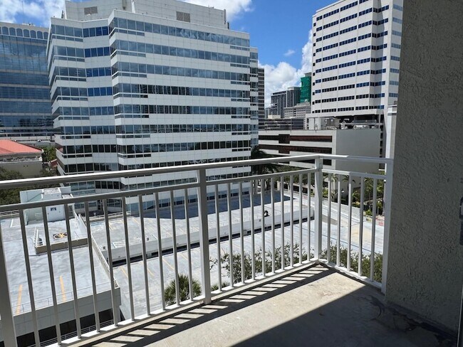 Building Photo - 313 NE 2nd St