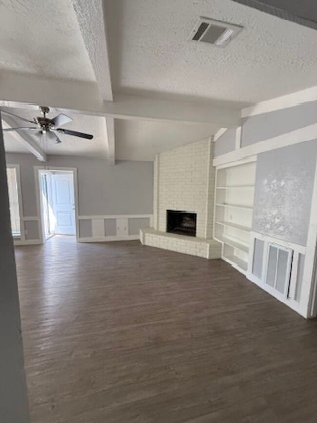 Building Photo - Really spacious 4bed/2bath single family home