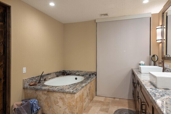 Building Photo - 5 Briarcliff Ct
