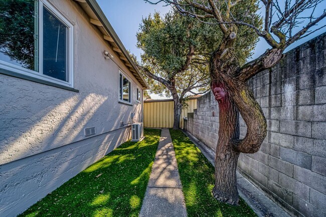 Building Photo - 9714 MacArthur Blvd