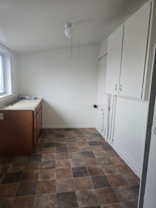 Building Photo - Cute 2 Bedroom