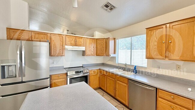 Building Photo - 417 E Cantebria Dr