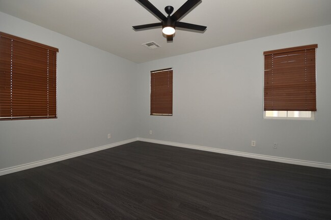 Building Photo - Spacious 2-bed 2-bath with Attached Car Ga...