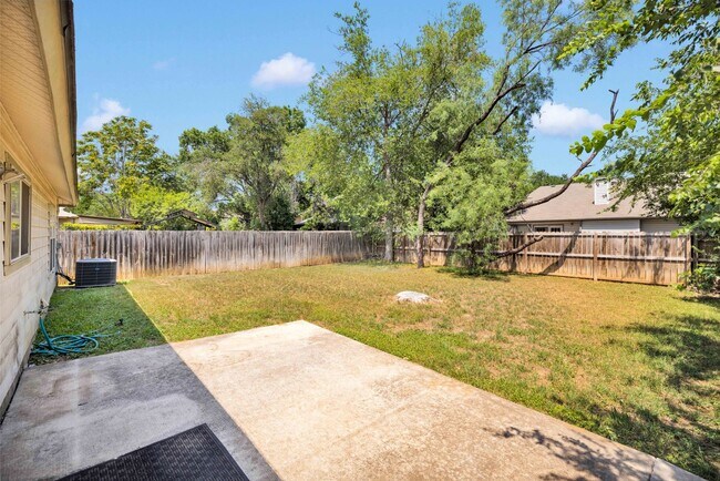 Building Photo - Immaculate Single-Story Home with Modern U...